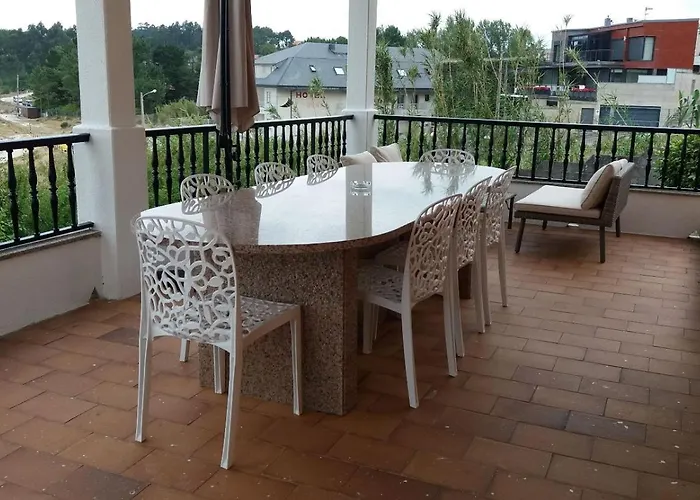 En Sanxenxo, Encima De La Playa Canelas