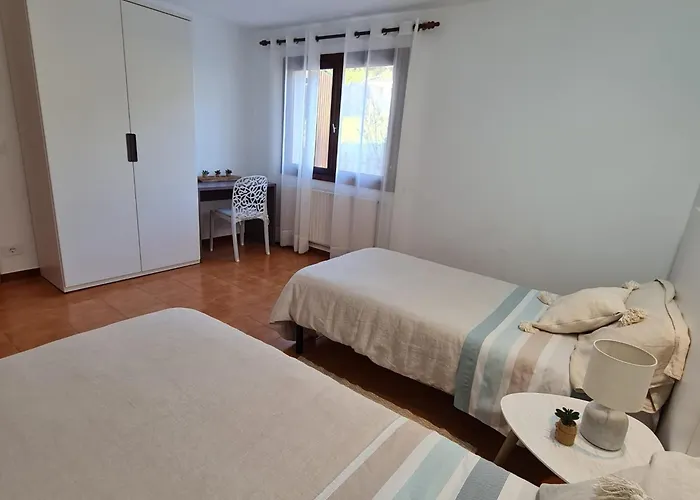 En Sanxenxo, Encima De La Playa Canelas